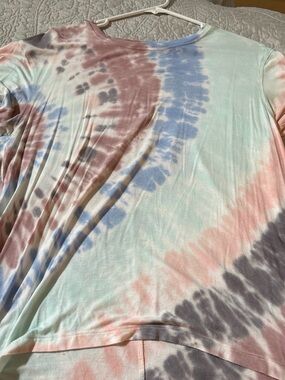 American Eagle Blue and Pink Tie-Dye Short Sleeve Top